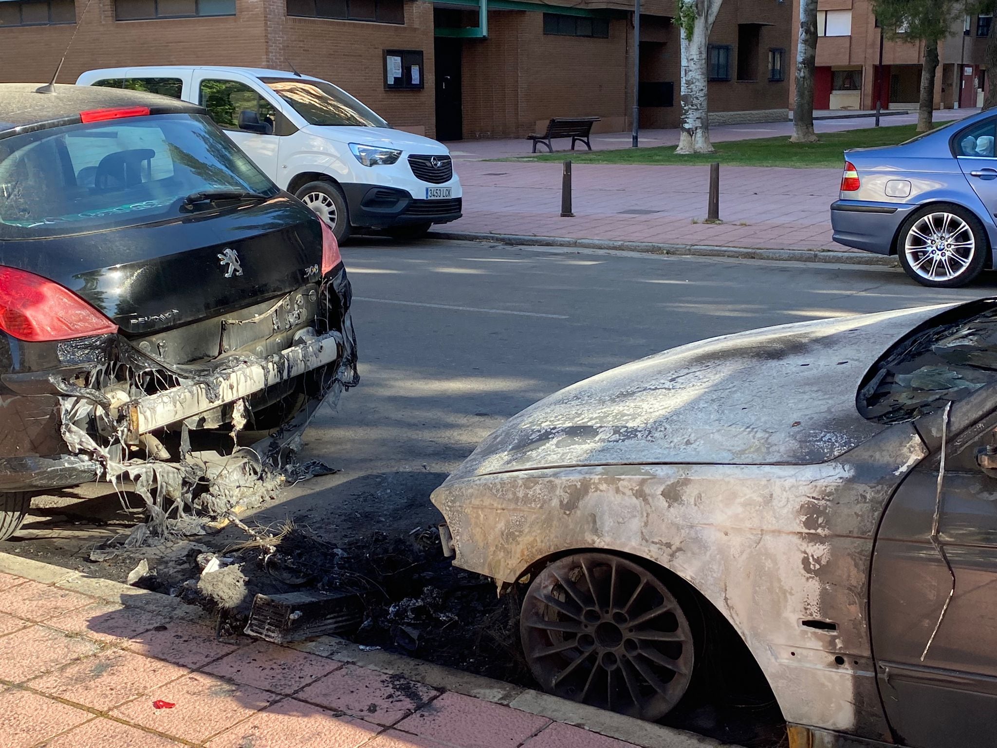 El incendio ha dañado también la parte trasera del vehículo aparcado a continuación del afectado principal