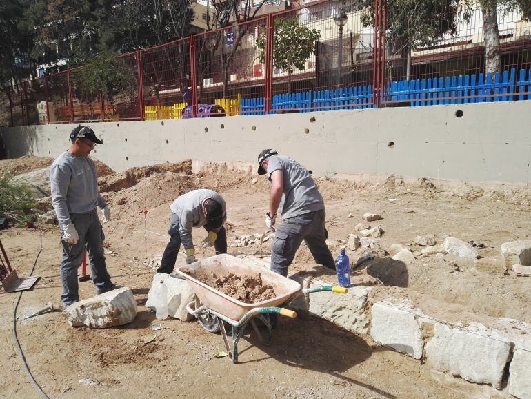 Trabajos del taller de empleo en la ladera del río