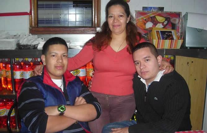 Jean Carlos Elizalde (izquierda) junto a su madre y su hermano. Fue reagrupado y ahora espera que las reformas a la Ley de Extranjería le permita trabajar