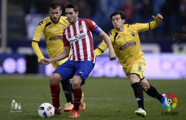 Koke defensa una pilota davant Alex Colorado i Ricardo.