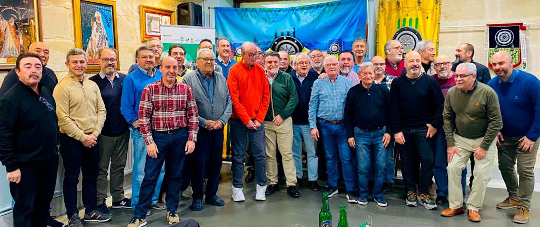 Los participantes en la liga solidaria de cotos en la filà Mudéjares con el Alférez Moro 2023, Alfonso Caerols