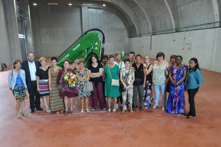 Las consejeras Arantza Tapia y Cristina Uriarte, junto al alcalde de Hondarribia Txomin Sagarzazu y las rederas, en el nuevo edificio inaugurado hoy.