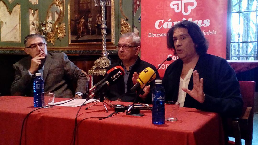 El director de la Escuela de Arquitectura, Miguel A. Alonso de Val, el director de Cáritas, Ángel Iriarte, y el responsable de Ópera de Cámara de Navarra, Pablo Ramos, en la presentación de los actos con motivo de los 75 años de la Tómbola del Paseo de Sa