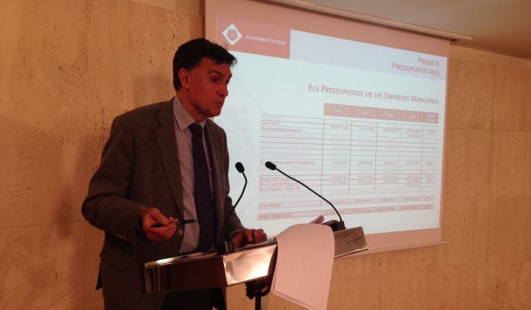 El regidor d'Hisenda de l'Ajuntament de Reus, Joaquim Enrech, al ben mig de la presentació dels pressupostos del 2015.
