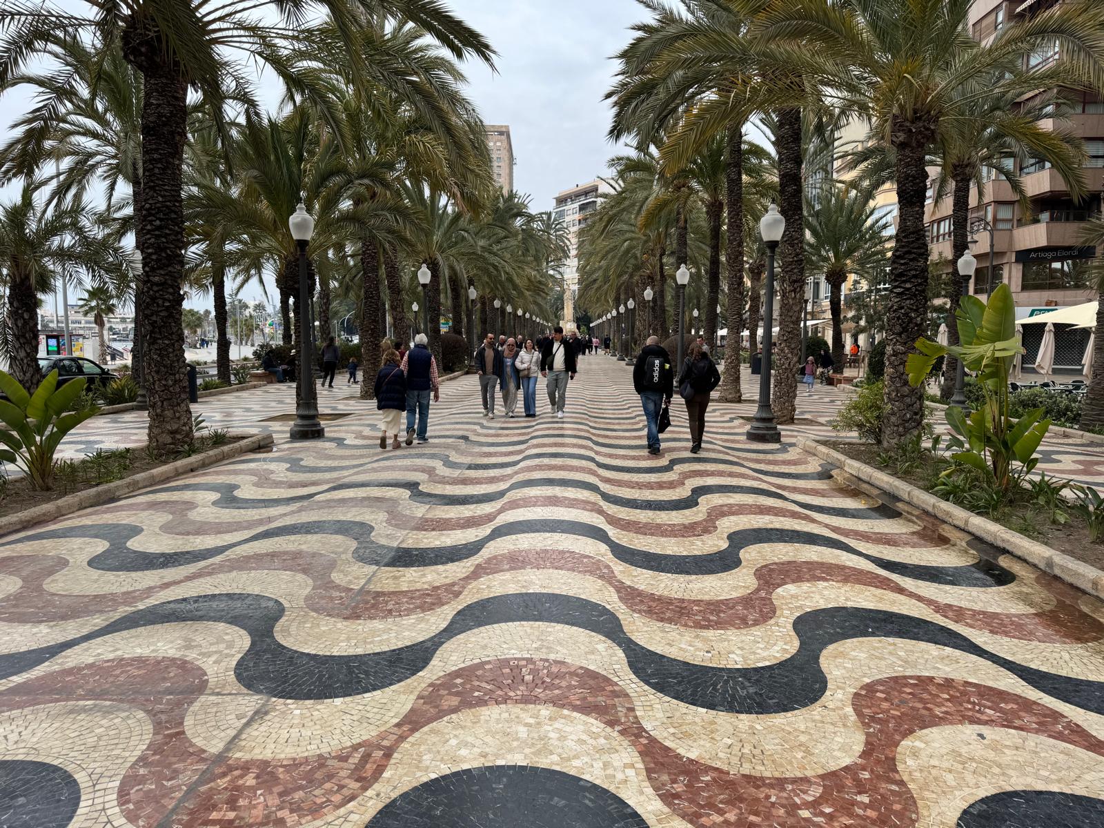 Paseo de la Explanada de Alicante ya con las casetas de los hippies retiradas. Foto: Daniel Rodríguez