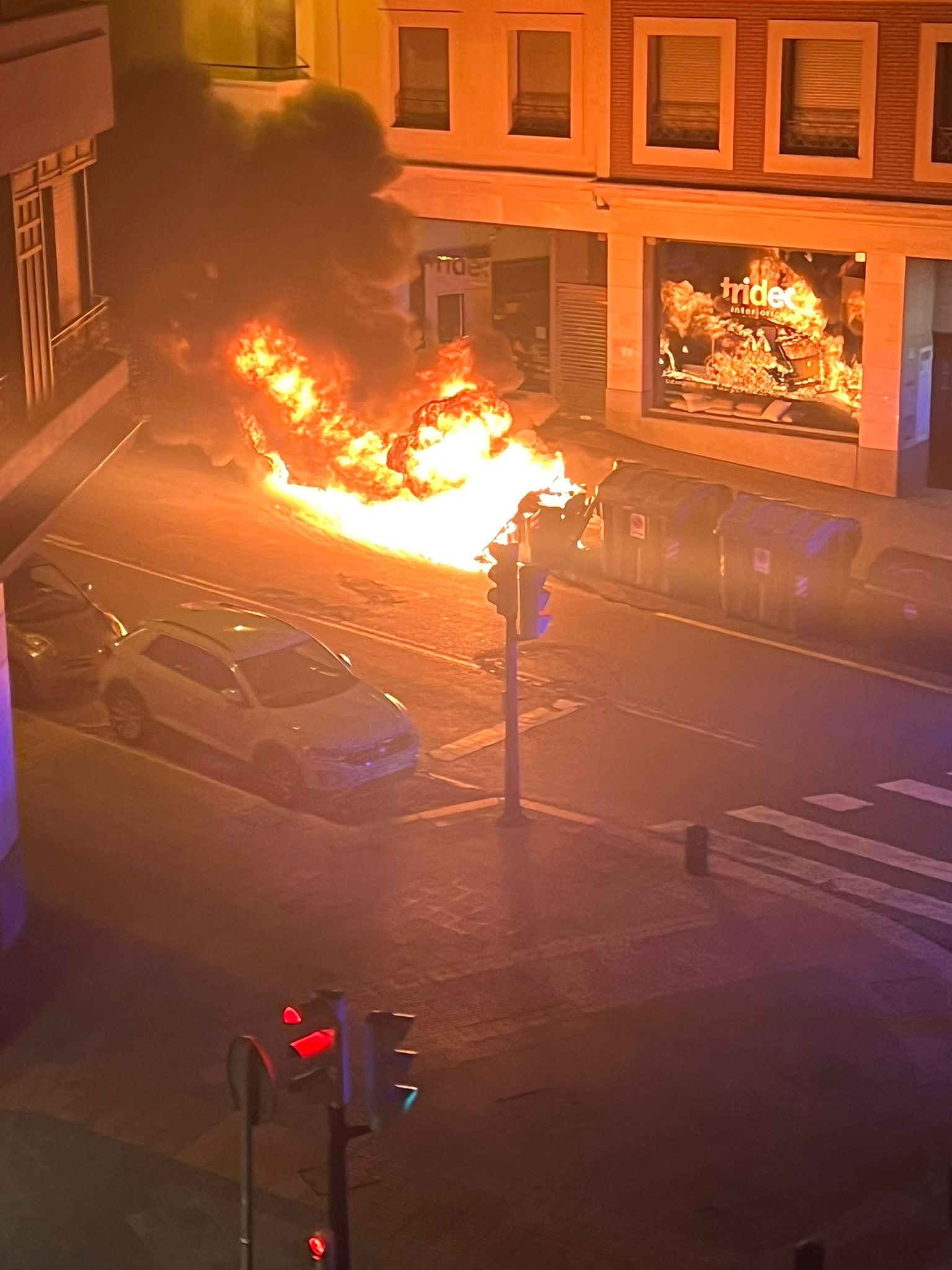 Calcinado un coche en Alameda Rekalde de Bilbao. / Juan Carlos Otaola
