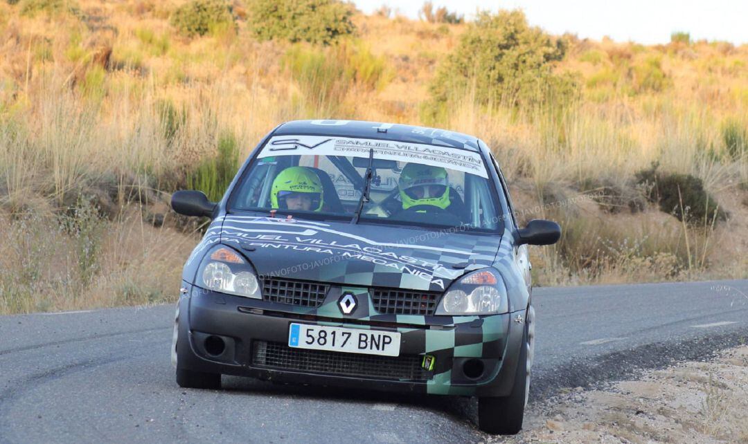 Manuel Berrón y Cristina Dimas con su Renault Clio Sport