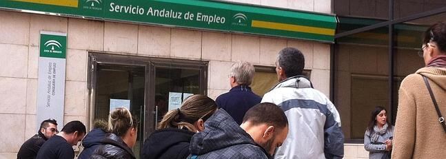 Desempleados haciendo cola en una oficina de Empleo