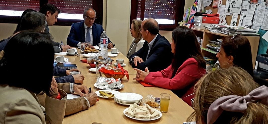 Van Grieken reunido con los directores de los centros educativos de Paracuellos de Jarama