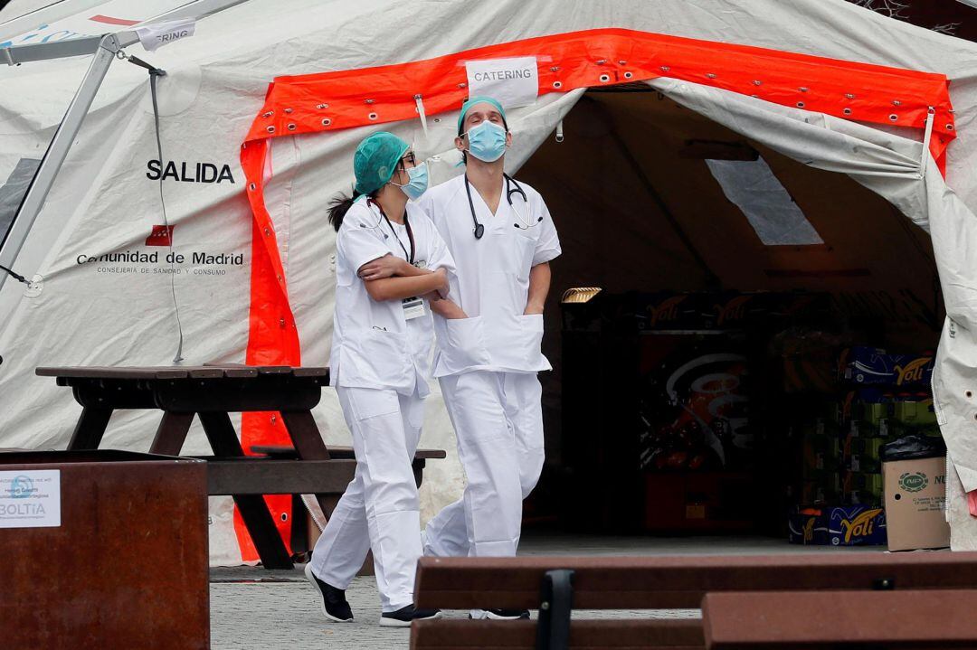 Personal sanitario descansa en los exteriores del Hospital de Ifema, este viernes en Madrid