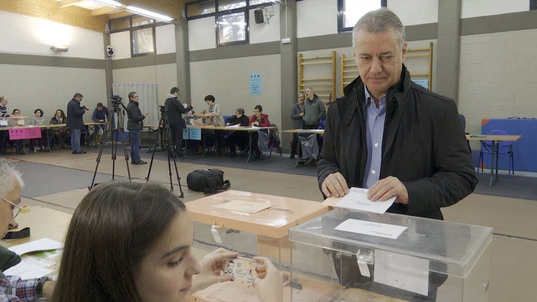 Los partidos han acordado no celebrar los comicios en la fecha prevista y volver a convocarlos una vez finalizada la emergencia sanitaria. A partir de ese momento y "de forma inmediata" el lehendakari promulgará un decreto de nueva convocatoria electoral tras escuchar a los partidos.