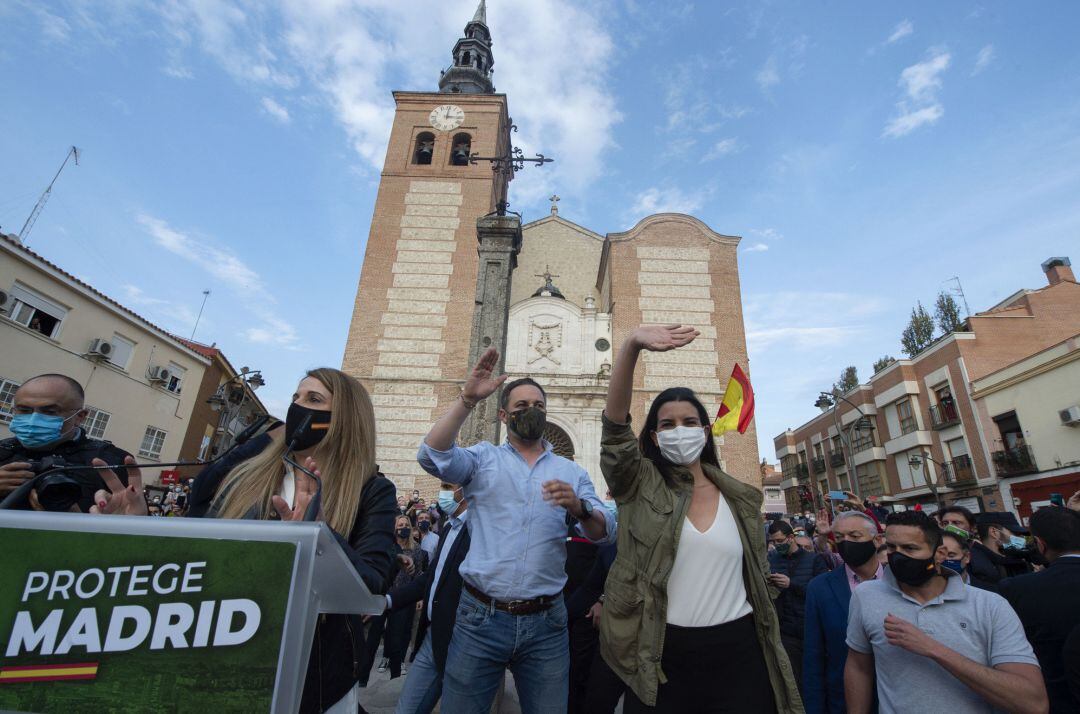 La candidata de Vox a la Presidencia de Madrid, Rocío Monasterio (d), acompañada del líder nacional del partido y director de campaña, Santiago Abascal (i), protagonizan un acto preelectoral este jueves en la Plaza de la Magdalena, junto a la Catedral de 