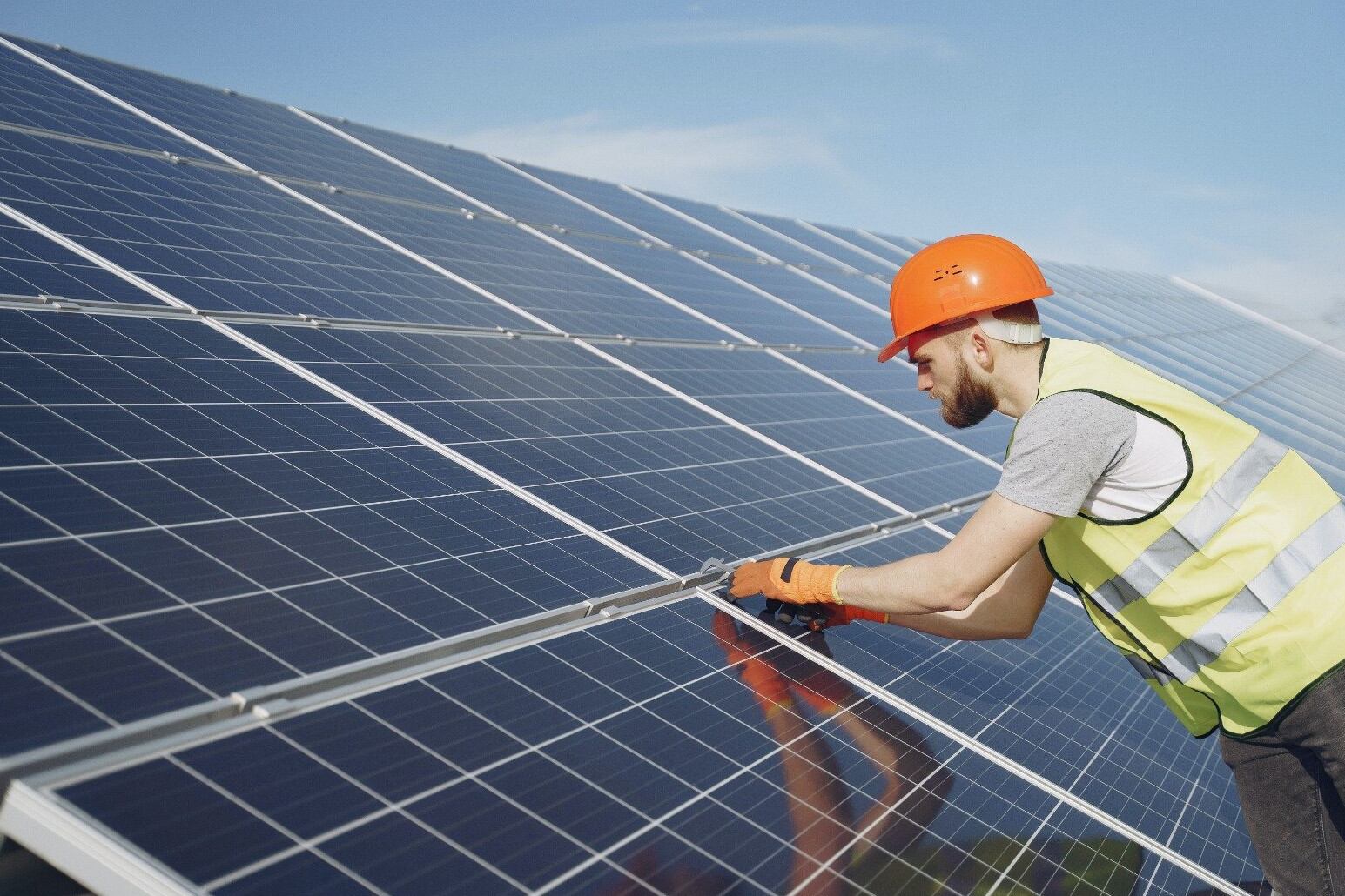 Un enginyer treballant sobre una placa solar