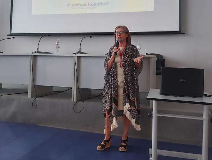 La doctora Dénise Médichi durante la conferencia impartida en Gandia