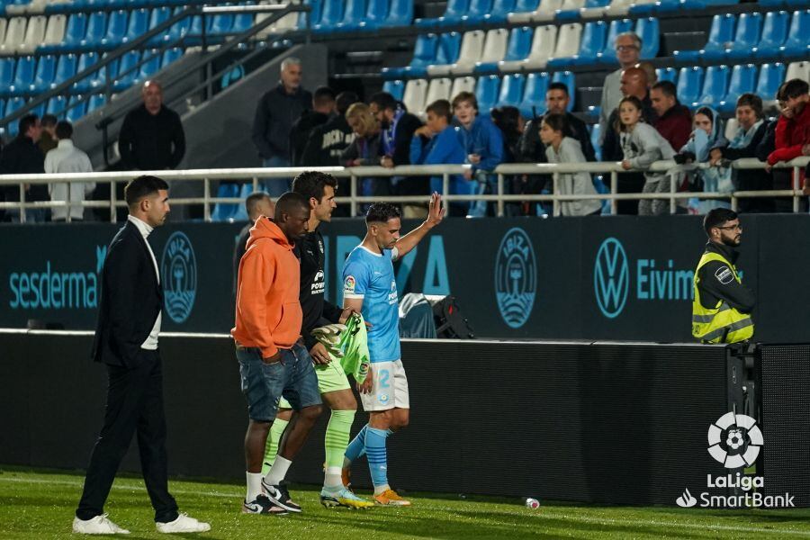 Fran Grima saludando a los aficionados al final del choque