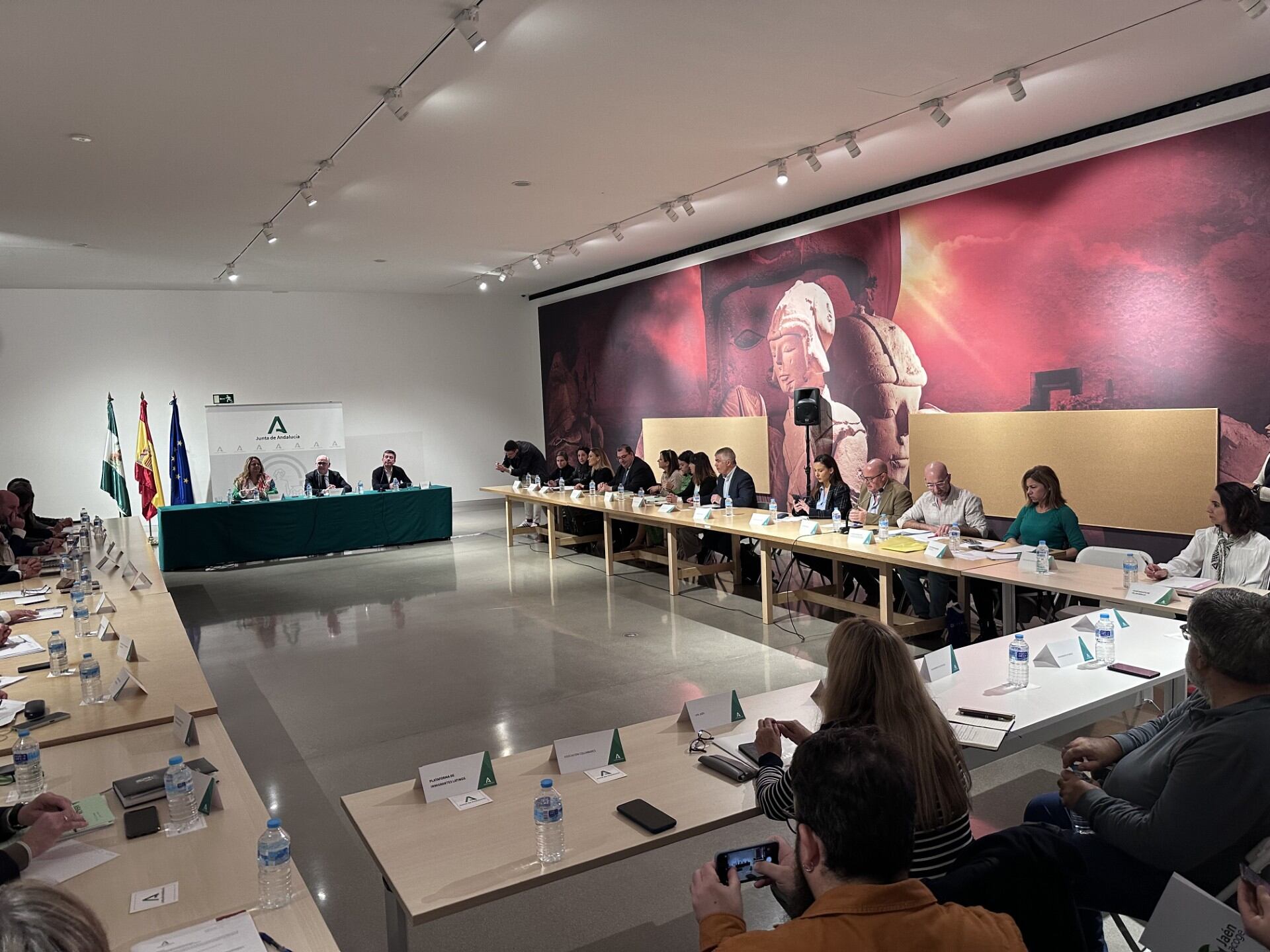 El delegado del Gobierno andaluz, Jesús Estrella, preside la reunión del Foro Provincial para la Atención de Personas de Origen Migrante en Jaén.