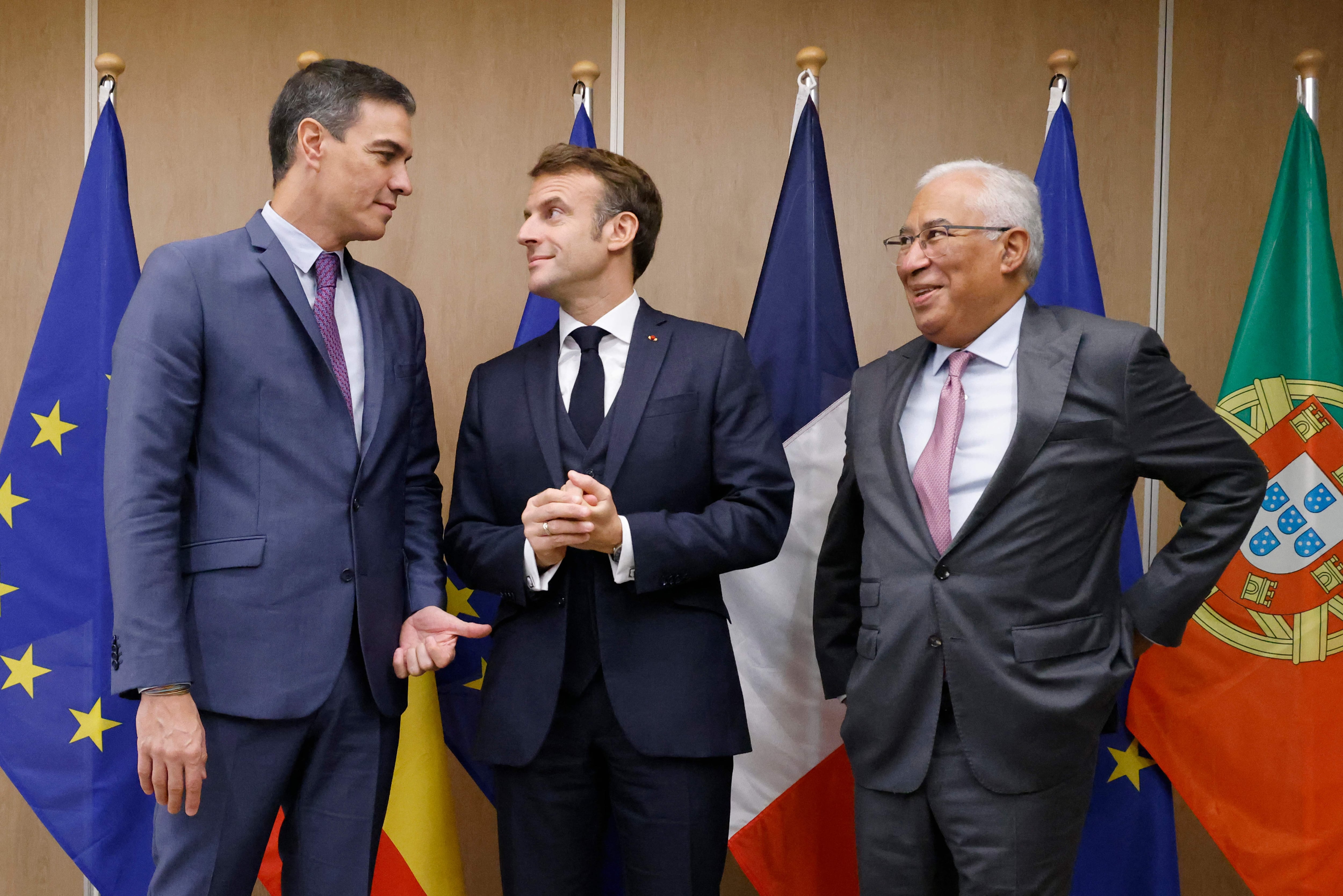 El jefe del Ejecutivo, Pedro Sánchez, junto al presidente francés, Emmanuel Macron, y el primer ministro portugués, Antonio Costa, en Bruselas.