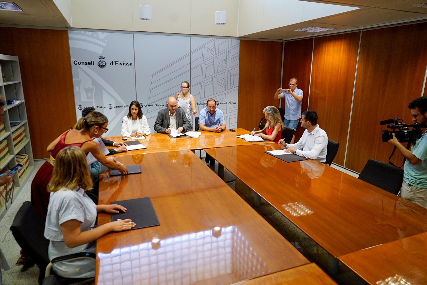 Imagen de la firma del convenio entre el Consell y los ayuntamientos de Ibiza