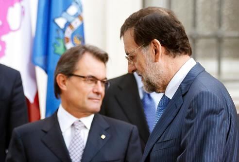 Mariano Rajoy passa per davant d'Artur Mas a la seva arriba per fer la foto de família de la Conferència de Presidents