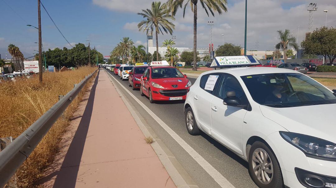 Once autoescuelas de Ronda se han unido este martes a la movilización para reclamar más examinadores 