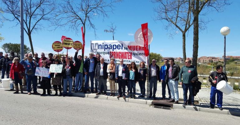 Concentración frente a la fábrica de Unipapel en Tres Cantos en protesta por la &quot;inactividad&quot; de la empresa