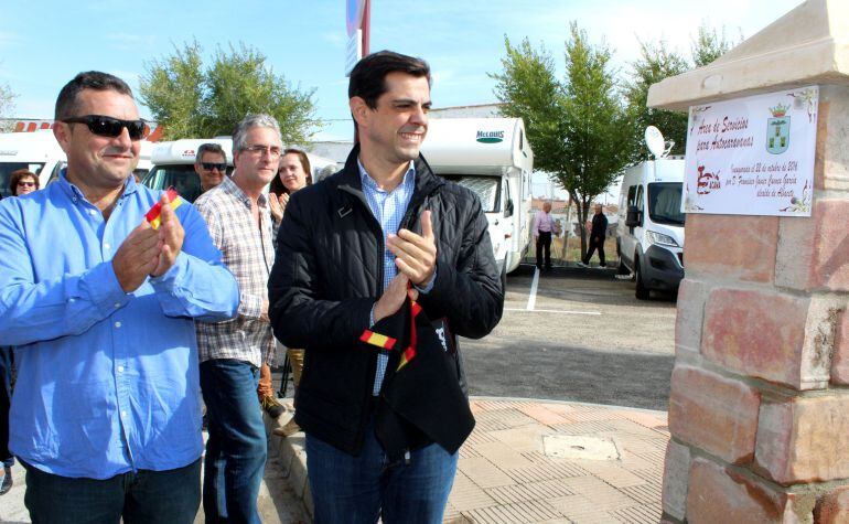 El alcalde de Albacete, Javier Cuenca, en el momento de inauguración del área para autocaravanas