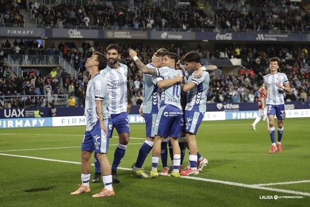 Los jugadores del Málaga celebrando el gol de Joaquín Muñoz ante el Albacete