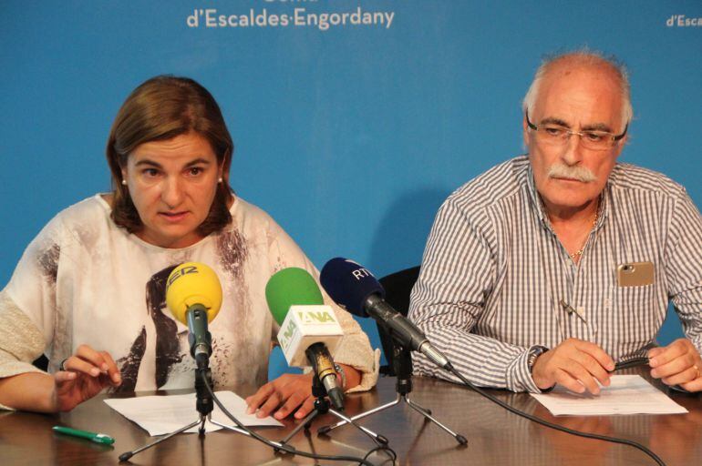 La cònsol major d&#039;Escaldes-Engordany, Trini Martín, i el president de CAPESA, Eduard López, durant la compareixença el passat estiu per explicar els talls d&#039;aigua a Escaldes a causa de les torrentades.