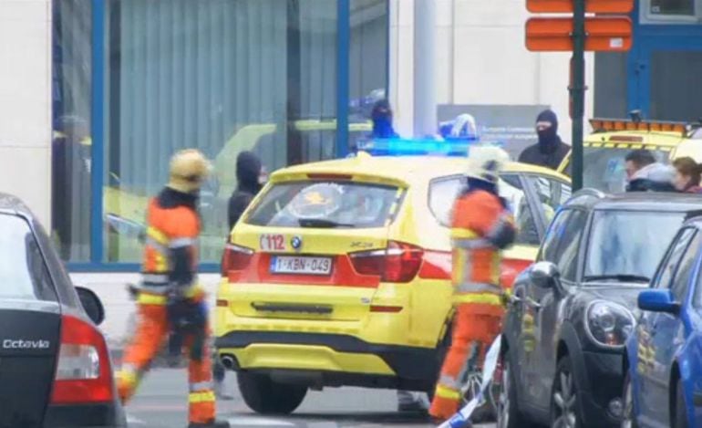 Personal de emergencia, en el lugar en el que se ha producido la explosión en el metro de Bruselas.