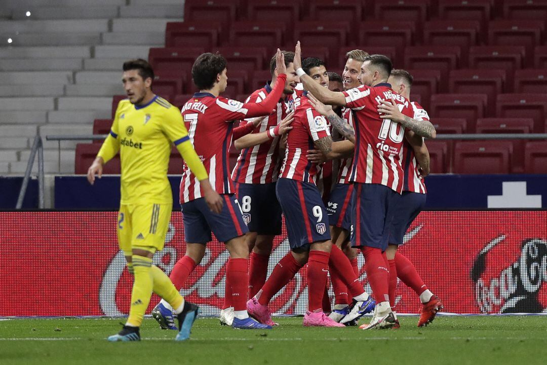 MADRID, SPAIN - NOVEMBER 07:El Atlétoco celebra el gol de Llorente