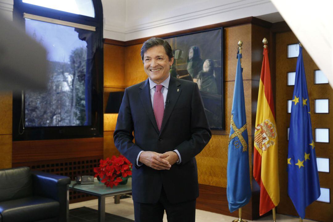 Javier Fernández, durante la grabación de su mensaje en la sede de la Presidencia