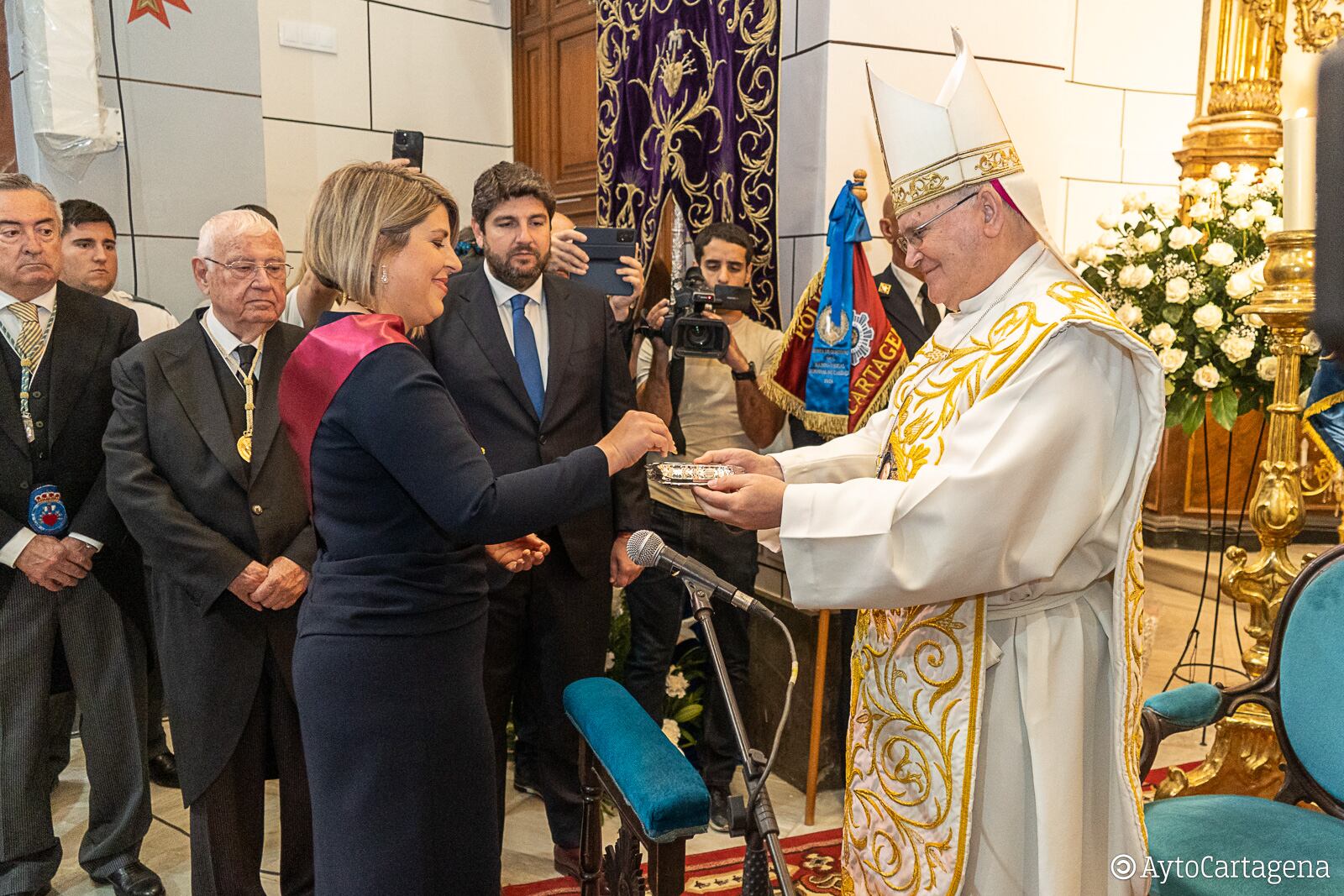 Acto de la entrega de la Onza de Oro de la Semana Santa