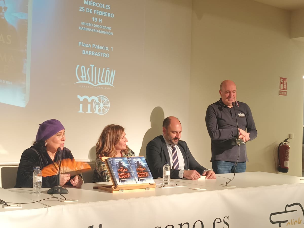 Inés Plana inicia la presentación de su última novela en Barbastro