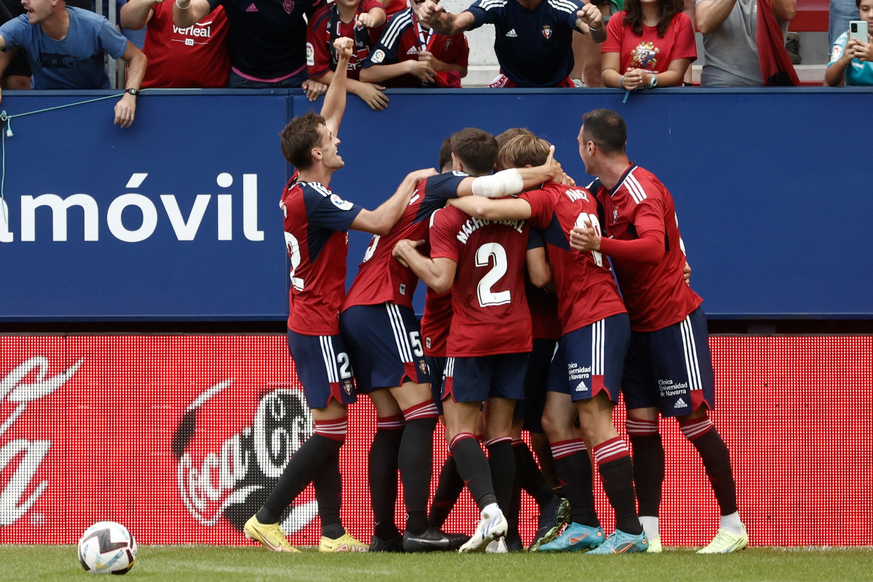 Rubén García, rodeado de sus compañeros de Osasuna, celebra su gol ante el Rayo Vallecano, en el estadio de El Sadar