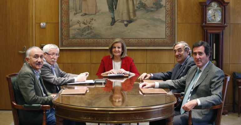 La ministra de Empleo en funciones, Fátima Báñez (c), se reúne con los presidentes de CEOE, Juan Rosell (2d), CEPYME, Antonio Garamendi (d) y los líderes de UGT y CCOO, Pepe Álvarez (i) e Ignacio Fernández Toxo (2i), para analizar las sentencias que equip