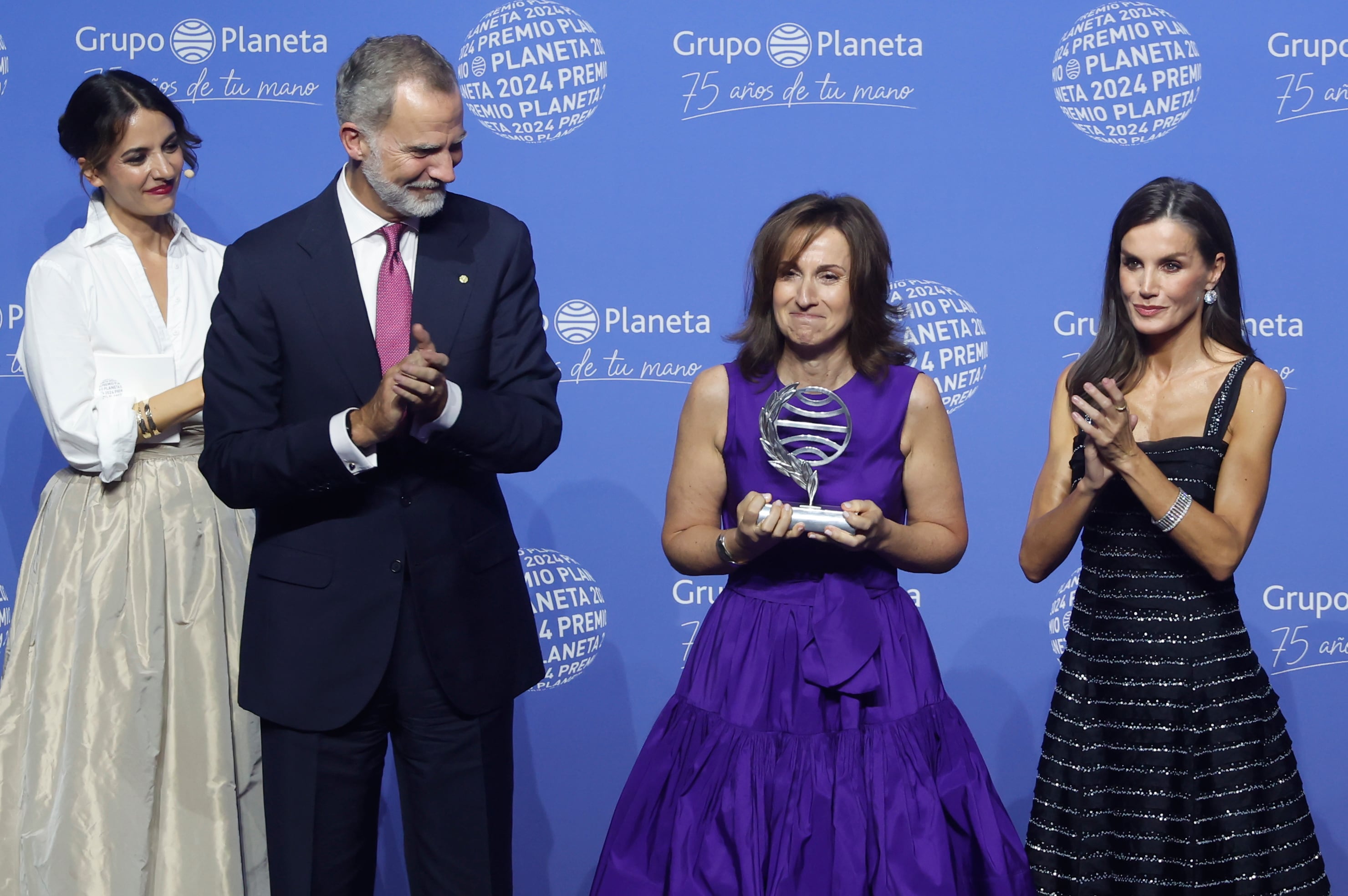 La escritora Paloma Sánchez-Garnica, acompañada por los reyes Felipe y Letizia, posa en Barcelona con el 73º Premio Planeta.