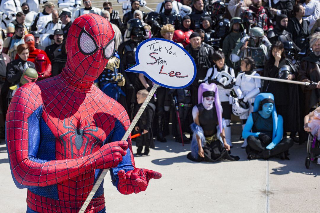 Un aficionado a Spider-Man disfrazado en una convención.