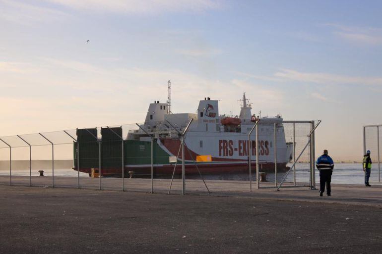 Llegada del primer barco de pasajeros procedente de Tánger(Marruecos) al Puerto de Motril(Granada)