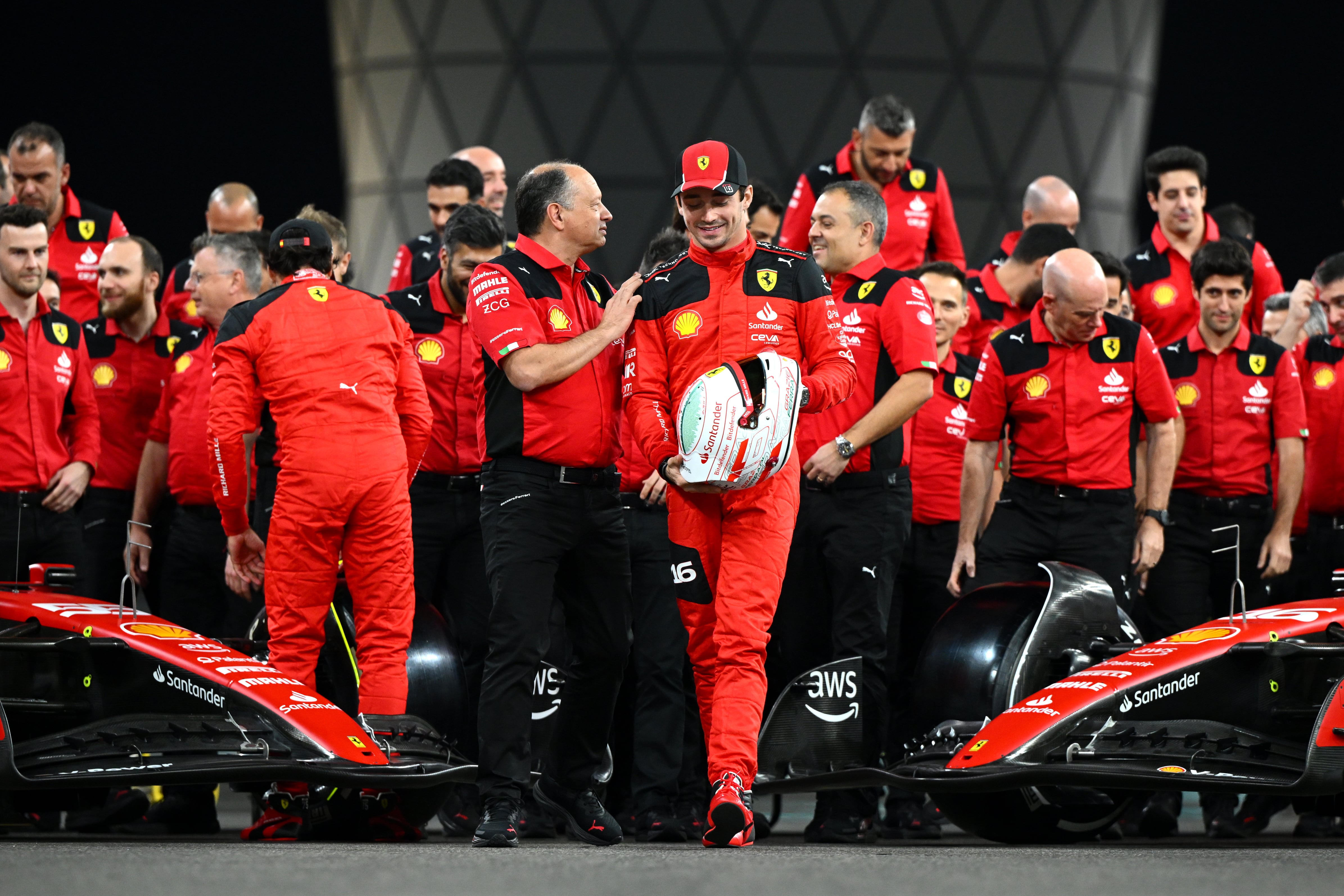 Charles Leclerc junto a Fred Vasseur, jefe de la escudería de Ferrari