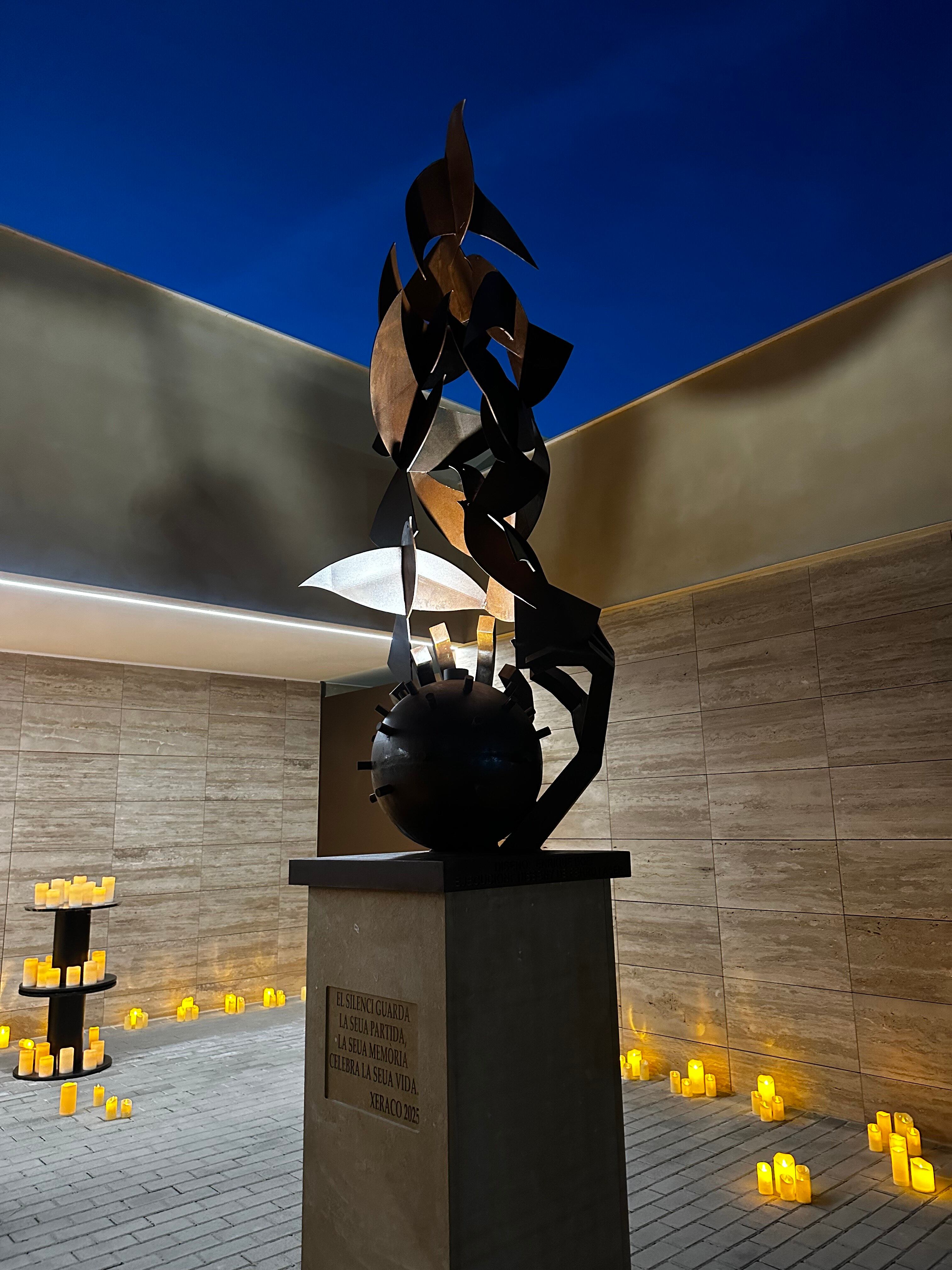 Escultura conmemorativa del artista Enrique Bofí