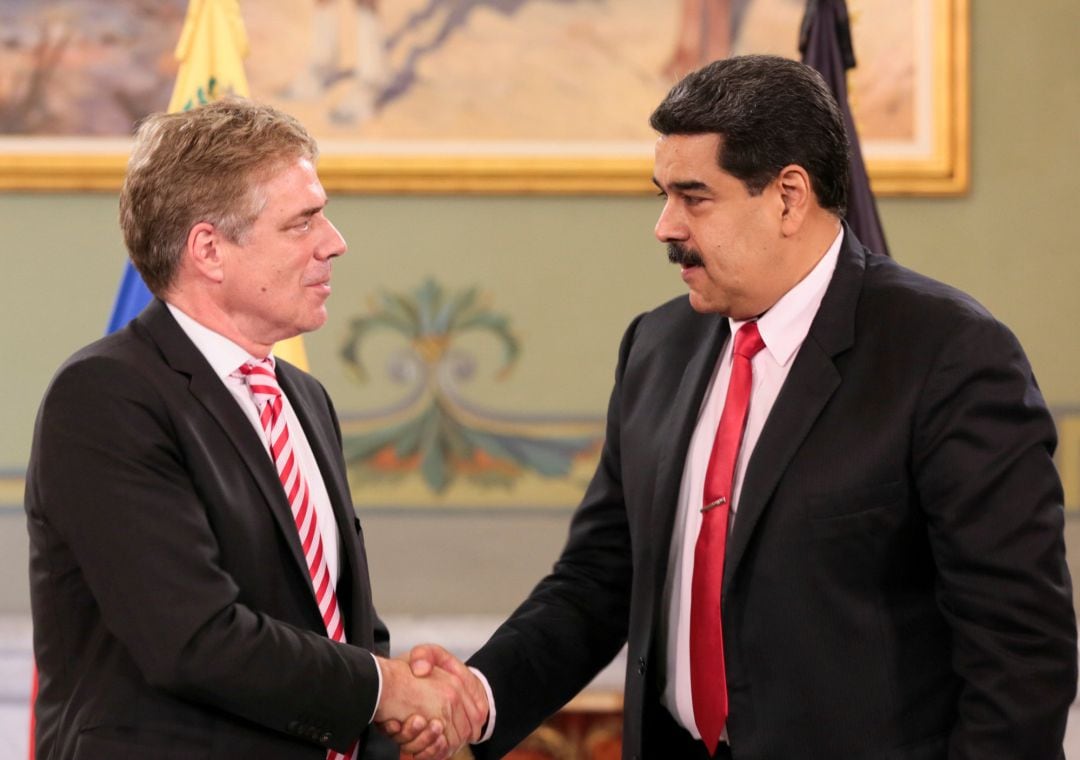 Nicolás Maduro, saludando al embajador alemán Daniel Martin Kriener en el Palacio de Miraflores, el 10 de septiembre de 2018.