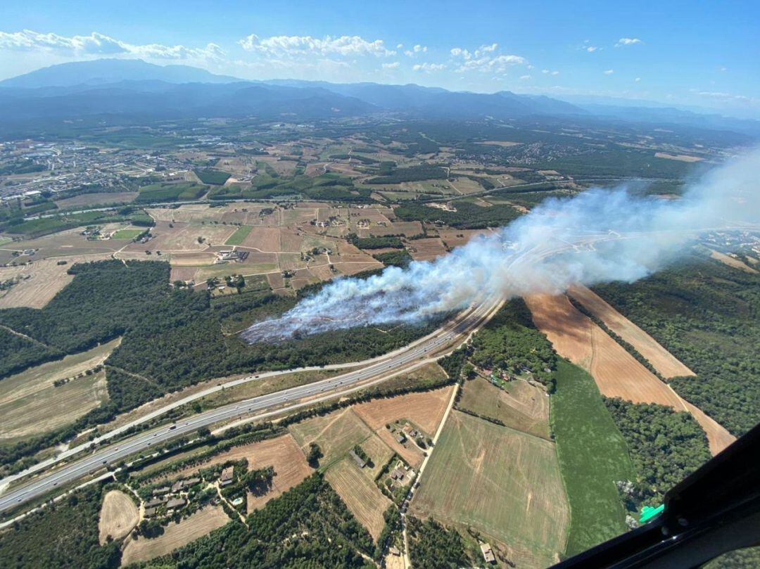 Una imatge aèria d'un foc