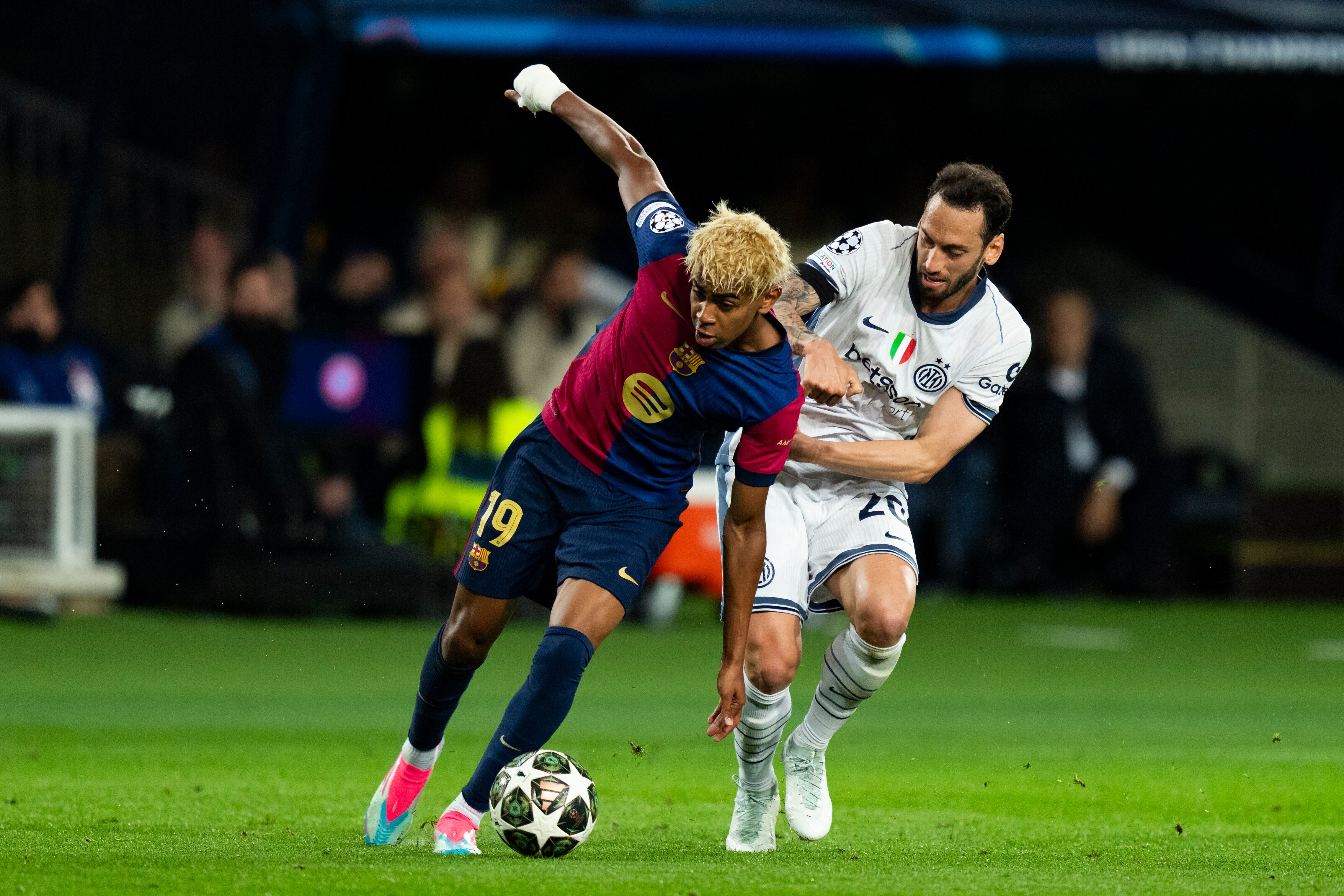 Lamine Yamal y Hakan Calhanoglu, durante el Barça - Inter