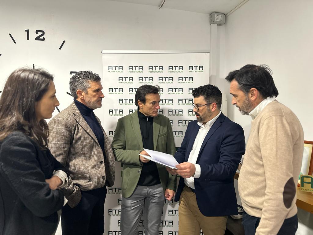 El candidato del PP a la alcaldía de Jaén, Agustín González (centro), con José Luis Perea, secretario de organización de ATA (a su izqda), durante la reunión mantenida este jueves.