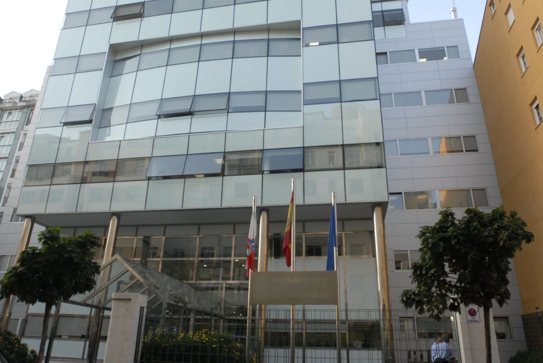 Fachada de la sede del Gobierno de Cantabria, en la calle Peñaherbosa de Santander.