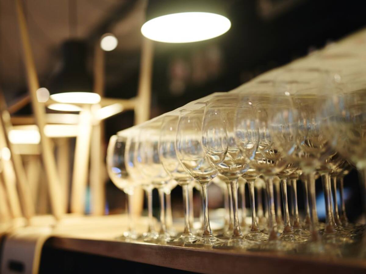 La Junta vuelve a prohibir el consumo en barra y de pie en el interior de los bares