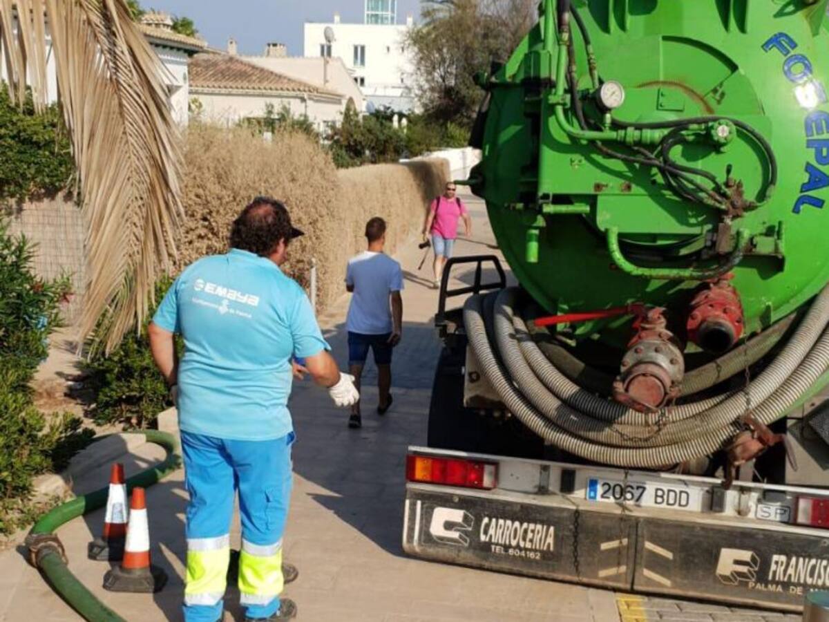 Finaliza la reparación de la cañería que ha provocado el cierre de la playa de Ciudad Jardín