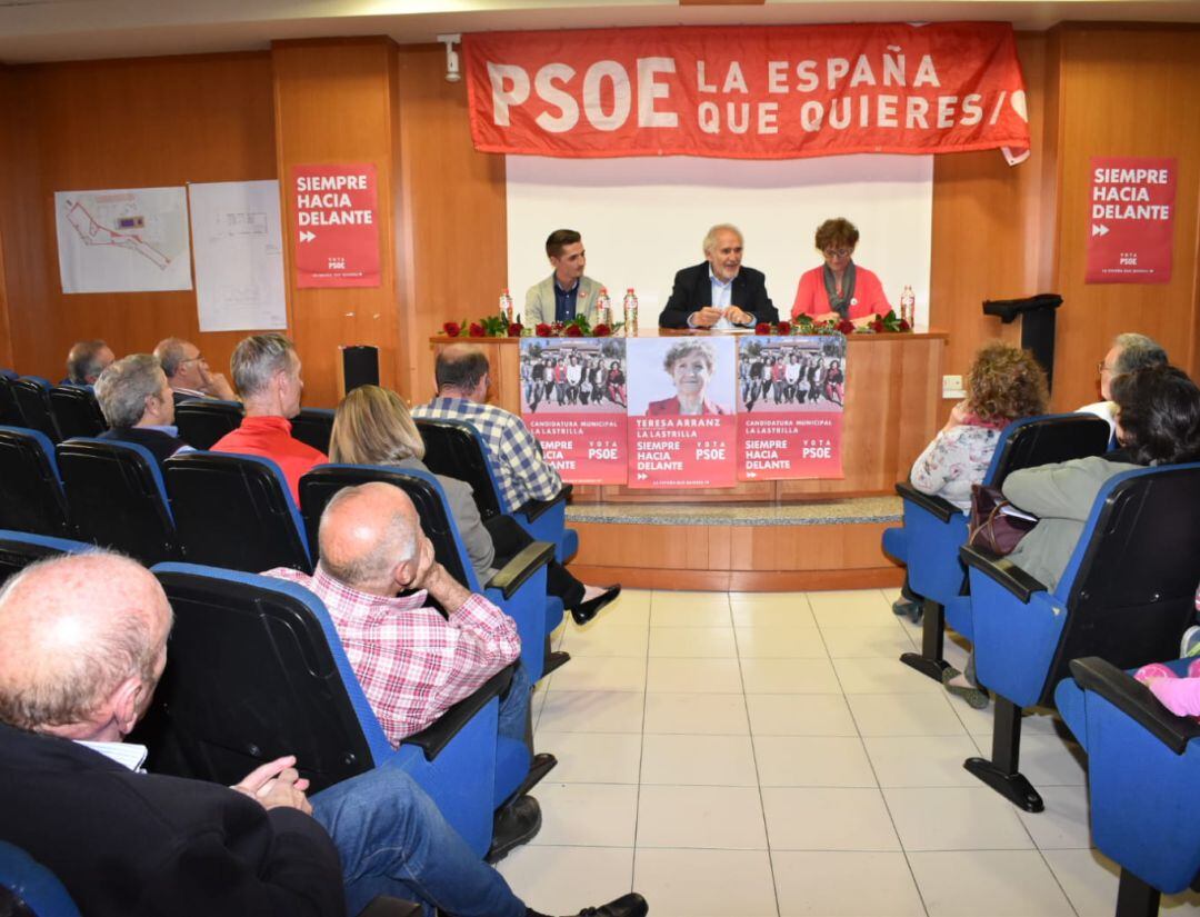 El expresidente de la Junta Demetrio Madrid acompañó a los componentes de la candidatura socialista de La Lastrilla en su presentación 