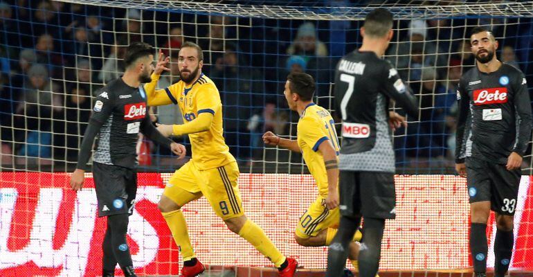 Higuaín celebra su gol ante el Nápoles