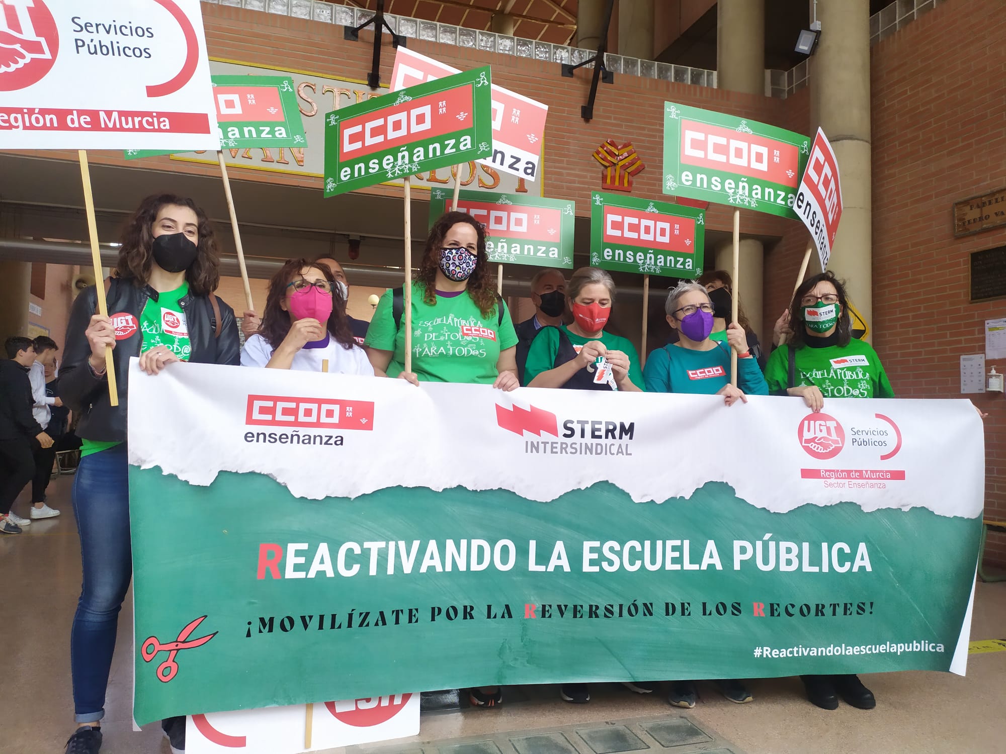 Concentración de UGT, CCOO y STERM en el IES Juan Carlos I (Murcia)